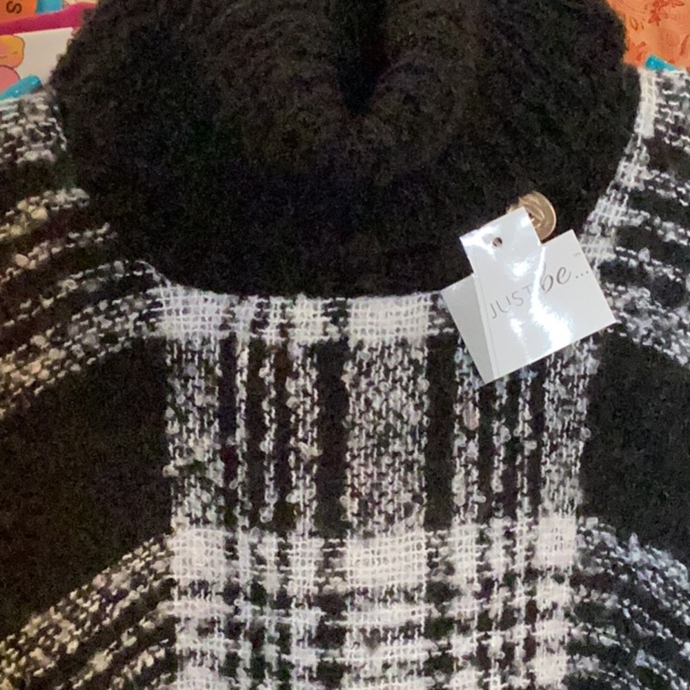 NWT OS Black And White Sweater Poncho